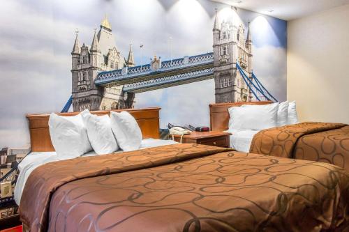 小费里罗德威卡普里旅馆的酒店客房,配有两张带塔桥壁画的床