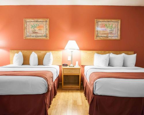 阿尔伯克基阿尔伯克基旧城伊克诺旅店的橙色墙壁的酒店客房内的两张床