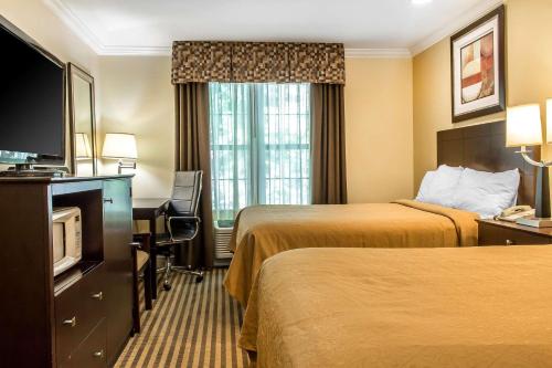 弗农山溪畔优质酒店的酒店客房设有两张床和一台平面电视。