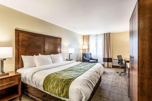 阿尔伯克基市中心康福特茵套房酒店客房内的一张或多张床位