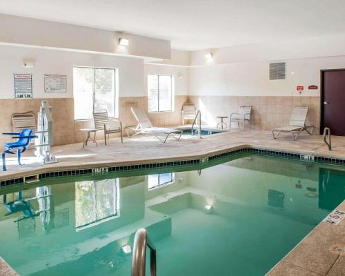 盖洛普Comfort Suites Gallup East Route 66 and I-40的一个带桌椅的游泳池