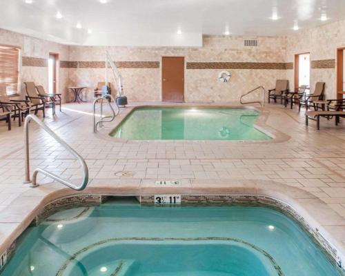 罗斯威尔罗斯维尔康福特茵酒店的一座配有桌椅的酒店游泳池