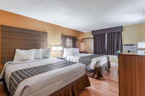 法明顿法明顿罗德威旅馆的酒店客房设有两张床和电视。