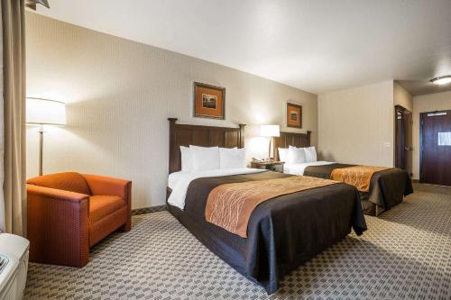 拉斯维加斯Comfort Inn & Suites Henderson - Las Vegas的酒店客房,配有两张床和椅子