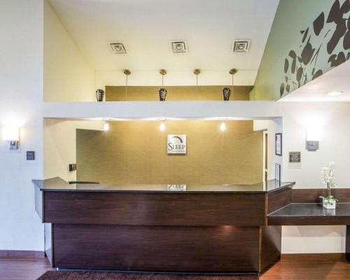昆斯伯里Sleep Inn & Suites Queensbury - Lake George的更衣室,墙上设有大镜子