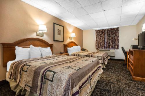 宾厄姆顿Quality Inn & Suites Binghamton Vestal的酒店客房设有两张床和电视。