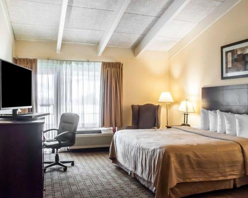 奇克托瓦加布法罗机场品质酒店的酒店客房配有一张床、一张书桌和一台电视。