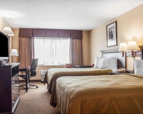 埃尔迈拉埃尔迈拉伊克诺酒店的酒店客房配有两张床和一张书桌
