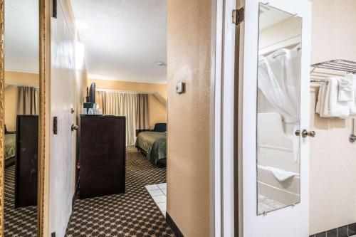 伊萨卡Quality Inn Ithaca - University Area的酒店客房,配有床和镜子
