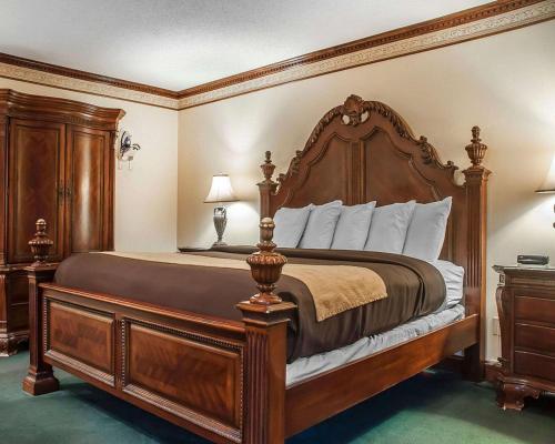 瀑布北伊克诺旅店客房内的一张或多张床位