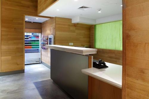 纽约纽约坎布里亚酒店 - 切尔西的厨房设有木墙和冰箱。