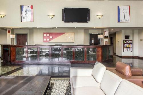 朗康科马克拉丽奥酒店及会议中心的大堂配有沙发和平面电视。