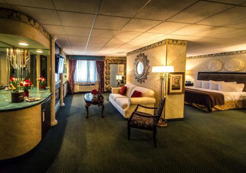 布法罗Garden Place Hotel的酒店客房,配有床和沙发