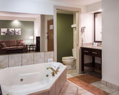 布法罗机场奇克托瓦加住宿及套房酒店的一间浴室
