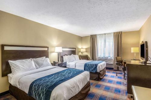 独立市英迪盘尼德斯舒适酒店的酒店客房设有两张床和电视。