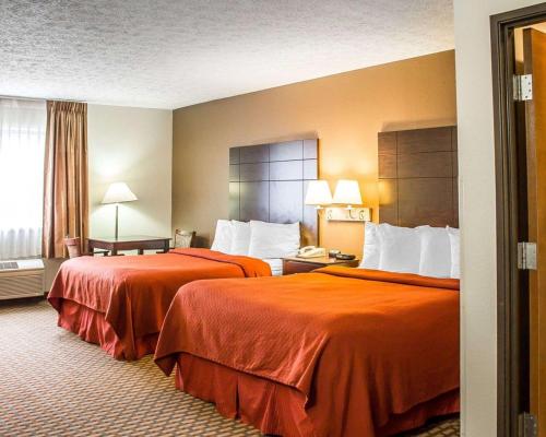伊利里亚伊利里亚品质酒店的酒店客房带两张带橙色床单的床