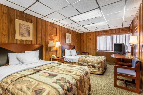 桑达斯基北罗德威酒店的酒店客房设有两张床和电视。