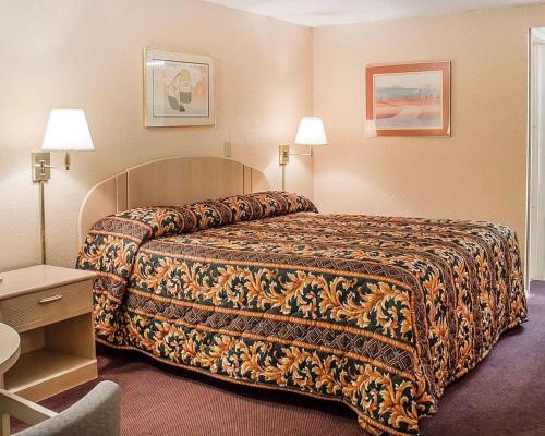 芬德利罗德威芬德利酒店的酒店客房,配有一张床和两盏灯