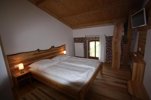 Neuburg-SteinhausenGästehaus Landgut Lischow的卧室配有一张白色大床