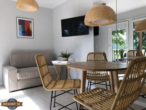 米科瓦伊基Resort 36的客厅配有桌椅和沙发