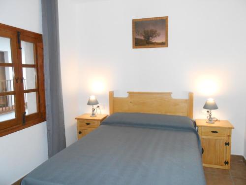 卡韦苏埃拉德尔瓦列El Portal Viejo的一间卧室配有蓝色的床和2个床头柜