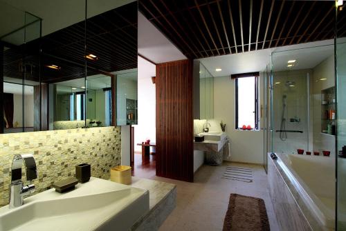 卡塔海滩The heights ocean views 2 bedrooms B15的带浴缸、水槽和淋浴的浴室