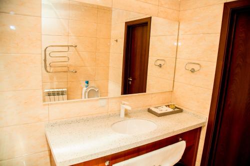 奎兹洛达Park Hotel的一间带水槽和镜子的浴室