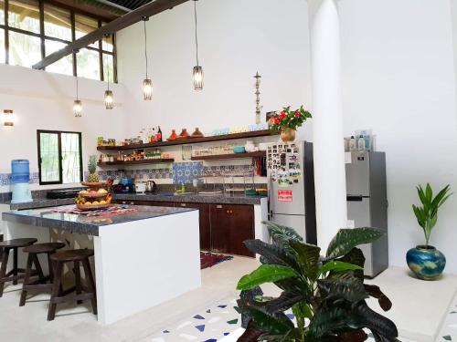 卢纳将军城里亚德马萨亚宾馆的厨房配有柜台和冰箱。