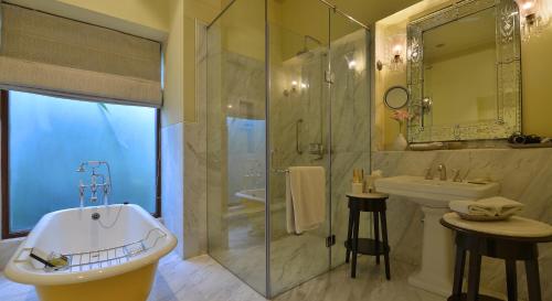 瓦拉纳西纳德萨泰姬陵酒店&度假村的带浴缸、水槽和淋浴的浴室