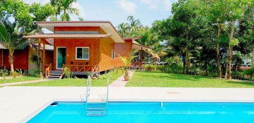 象岛Jungle View Resort的房屋前有游泳池的房子