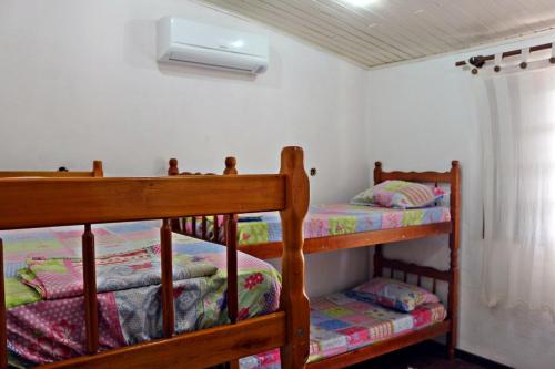 KR Hostel Ilhabela客房内的一张或多张双层床