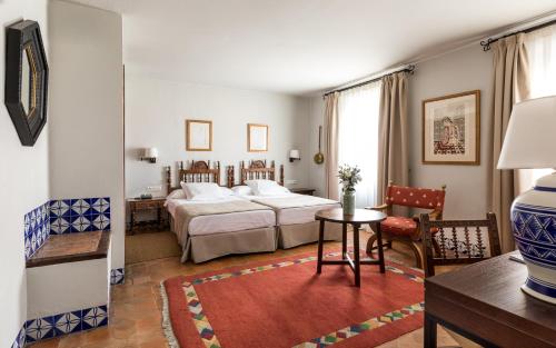 阿尔科斯-德拉弗龙特拉阿尔科斯德拉弗龙特拉旅馆的酒店客房设有两张床和一张桌子。