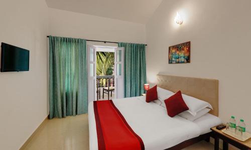 巴加Santiago Beach Resort的卧室配有带红色枕头的白色床