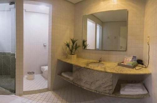 萨尔瓦多Motel Decameron (Adults Only)的一间带大水槽和镜子的浴室