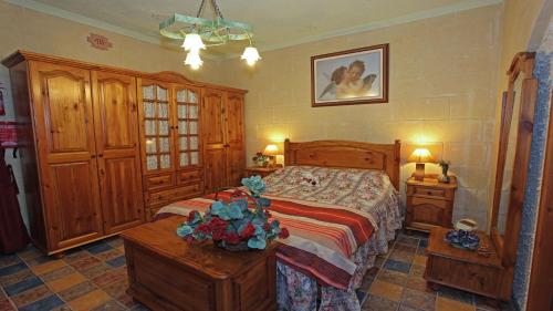 艾因西莱姆戈佐地中海景度假屋的一间卧室配有一张床和一张鲜花桌子