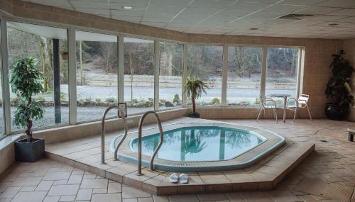 HowwoodBowfield Hotel and Spa的一个带窗户的房间,有一个大型游泳池