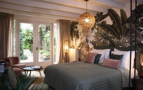 阿姆斯特丹Villa360的一间卧室设有一张大床和一个大窗户