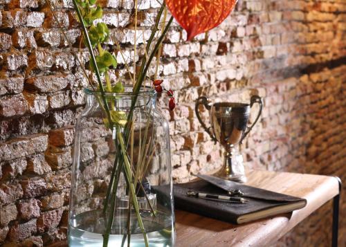 阿姆斯特丹Villa360的花瓶,坐在桌子上
