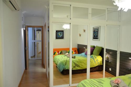 塞维利亚SEVILLA-TRIANA的带两张床和镜子的客房