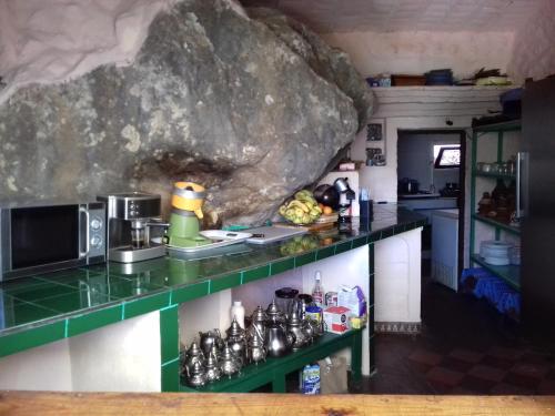 TaghzouteCaiat Lounge Refuge的厨房设有绿色的柜台和大岩石