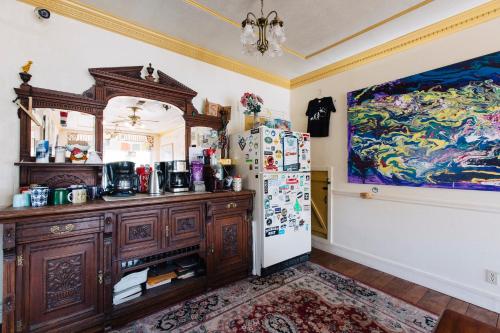 毕夏普加州旅舍的厨房配有冰箱,墙上挂有绘画作品