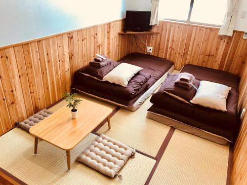 本部Hostel Mosura no Tamago的带沙发和咖啡桌的客厅
