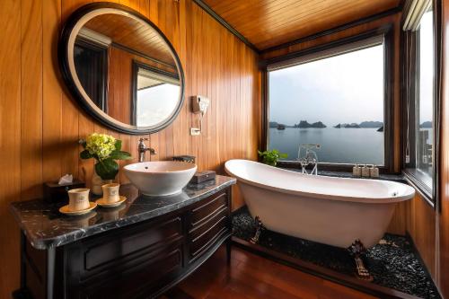 下龙湾La Regina Legend Cruise的带浴缸、水槽和镜子的浴室