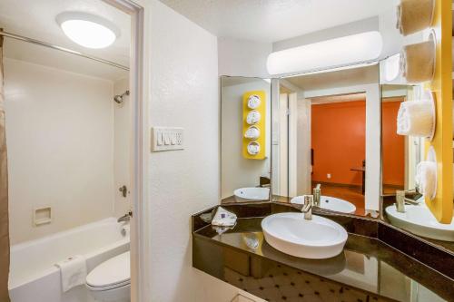 尤利斯尤里斯DFW西部6号汽车旅馆 的浴室设有2个水槽、卫生间和镜子。