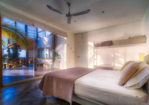 曼克拉Mar de Mancora Playa Las Pocitas的一间卧室配有一张大床和吊扇