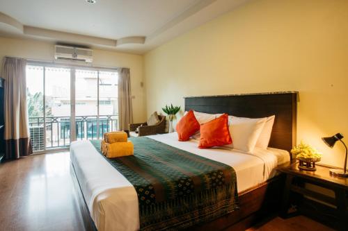 清莱清莱钻石公园度假酒店的一间带大床的卧室和一个阳台