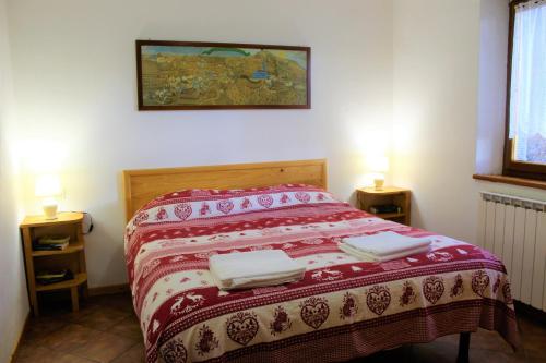 阿贝托内Chalet Abetone in Tuscany的房间里的一张床位,上面有两条毛巾