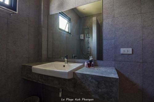班泰la plage resort & beach club的一间带水槽和镜子的浴室