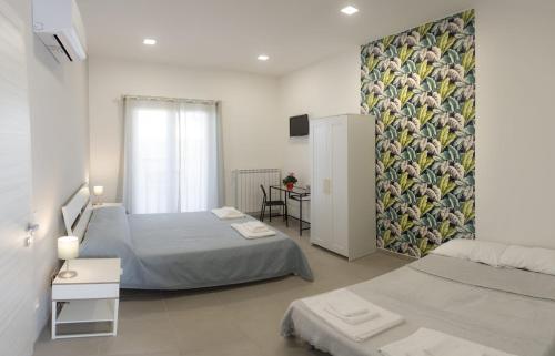 庞特卡格纳诺Villa Ulivi B&B的一间卧室设有两张床,墙上挂着一幅画