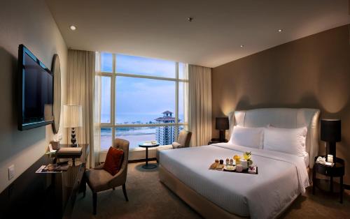 马六甲惠勝酒店的酒店客房设有一张床和一个大窗户